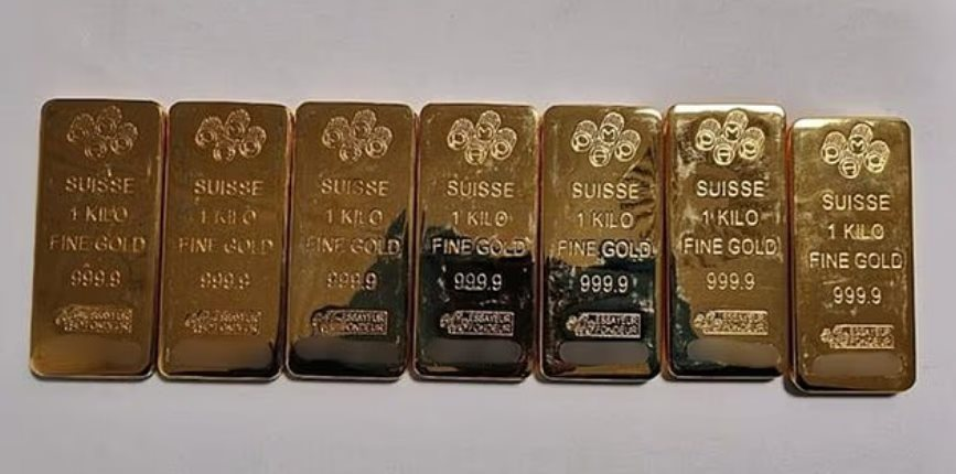 Phát hiện 7 thỏi vàng trị giá 24 tỷ đồng trong xe ô tô, cảnh sát đột kích thêm nhà riêng, tịch thu 68 tỷ đồng vàng, tiền mặt, trang sức không rõ nguồn gốc- Ảnh 1.