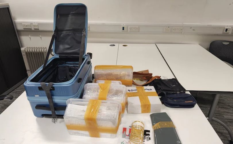 Phát hiện 7 thỏi vàng trị giá 24 tỷ đồng trong xe ô tô, cảnh sát đột kích thêm nhà riêng, tịch thu 68 tỷ đồng vàng, tiền mặt, trang sức không rõ nguồn gốc- Ảnh 2.