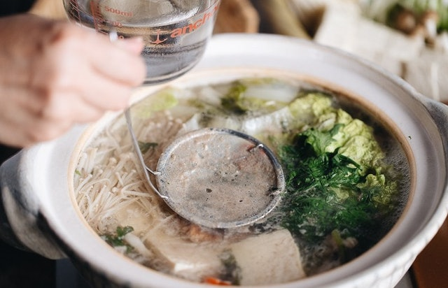 Bọt nổi trên nồi lẩu, thịt luộc là chất bẩn hay chất bổ? Chuyên gia: Ăn được hay không chỉ nhìn 1 điểm - Ảnh 1. Bọt nổi trên nồi lẩu, thịt luộc là chất bẩn hay chất bổ? Chuyên gia: Ăn được hay không chỉ nhìn 1 điểm - Ảnh 1.