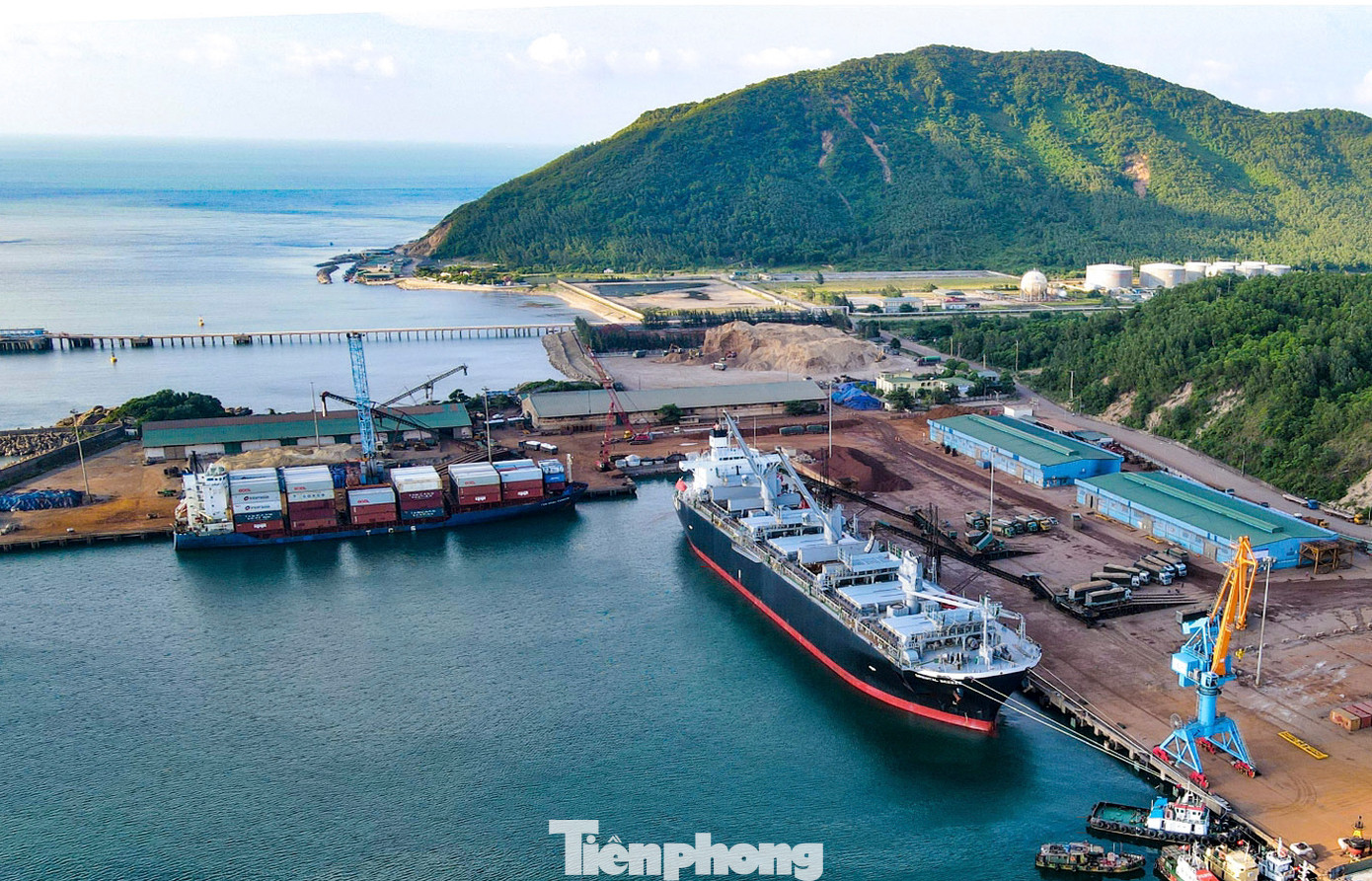 Thăm Khu kinh tế thu hút đầu tư hơn 19 tỷ USD của Việt Nam, lãnh đạo Lào ấn tượng vì điều gì?- Ảnh 4. Thăm Khu kinh tế thu hút đầu tư hơn 19 tỷ USD của Việt Nam, lãnh đạo Lào ấn tượng vì điều gì?- Ảnh 4.