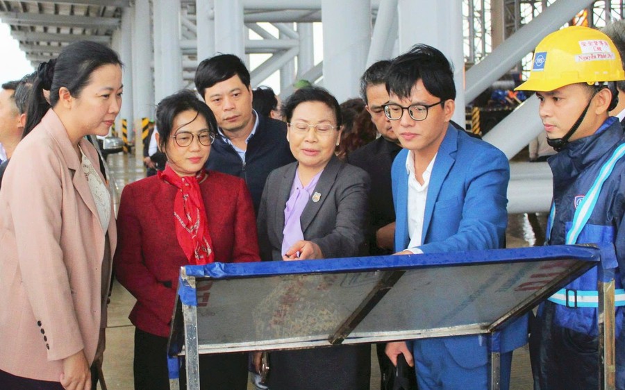 Thăm Khu kinh tế thu hút đầu tư hơn 19 tỷ USD của Việt Nam, lãnh đạo Lào ấn tượng vì điều gì? - Ảnh 1.