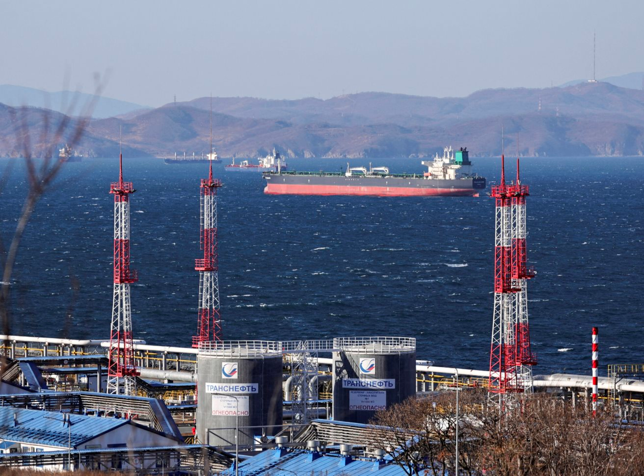 Nga bị 3 khách hàng lớn nhất 'quay lưng', doanh số bán dầu giảm kỷ lục, gần 400 triệu thùng lênh đênh trên biển chưa có ai mua- Ảnh 1.
