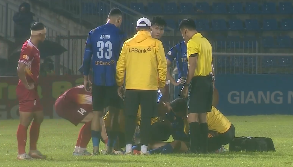 Trung vệ tuyển Việt Nam co giật trên sân- Ảnh 1.