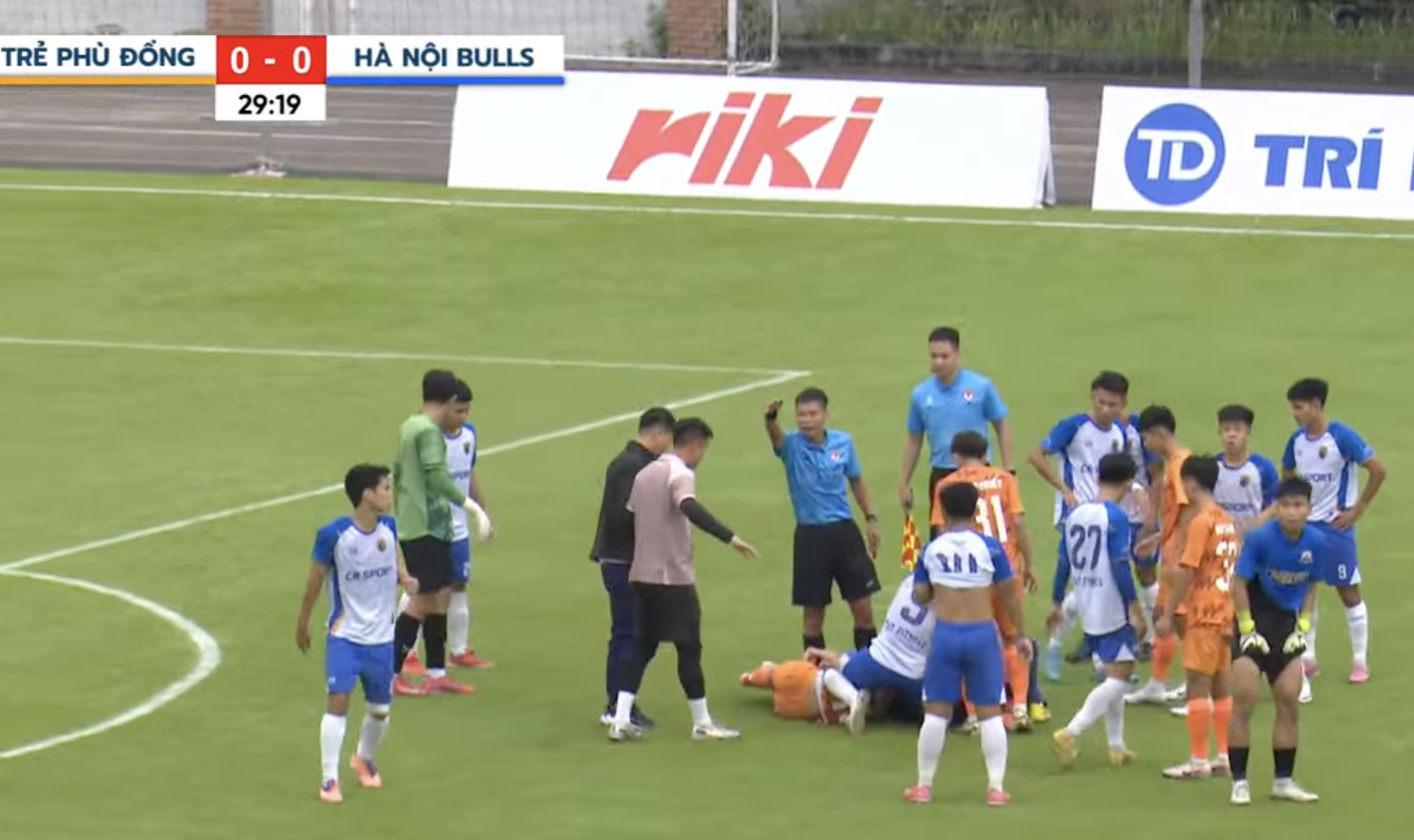 Cầu Thủ Trẻ Bất Ngờ Ngã Quỵ, Co Giật Tại Giải Hạng Ba Quốc Gia 2025- Ảnh 1.