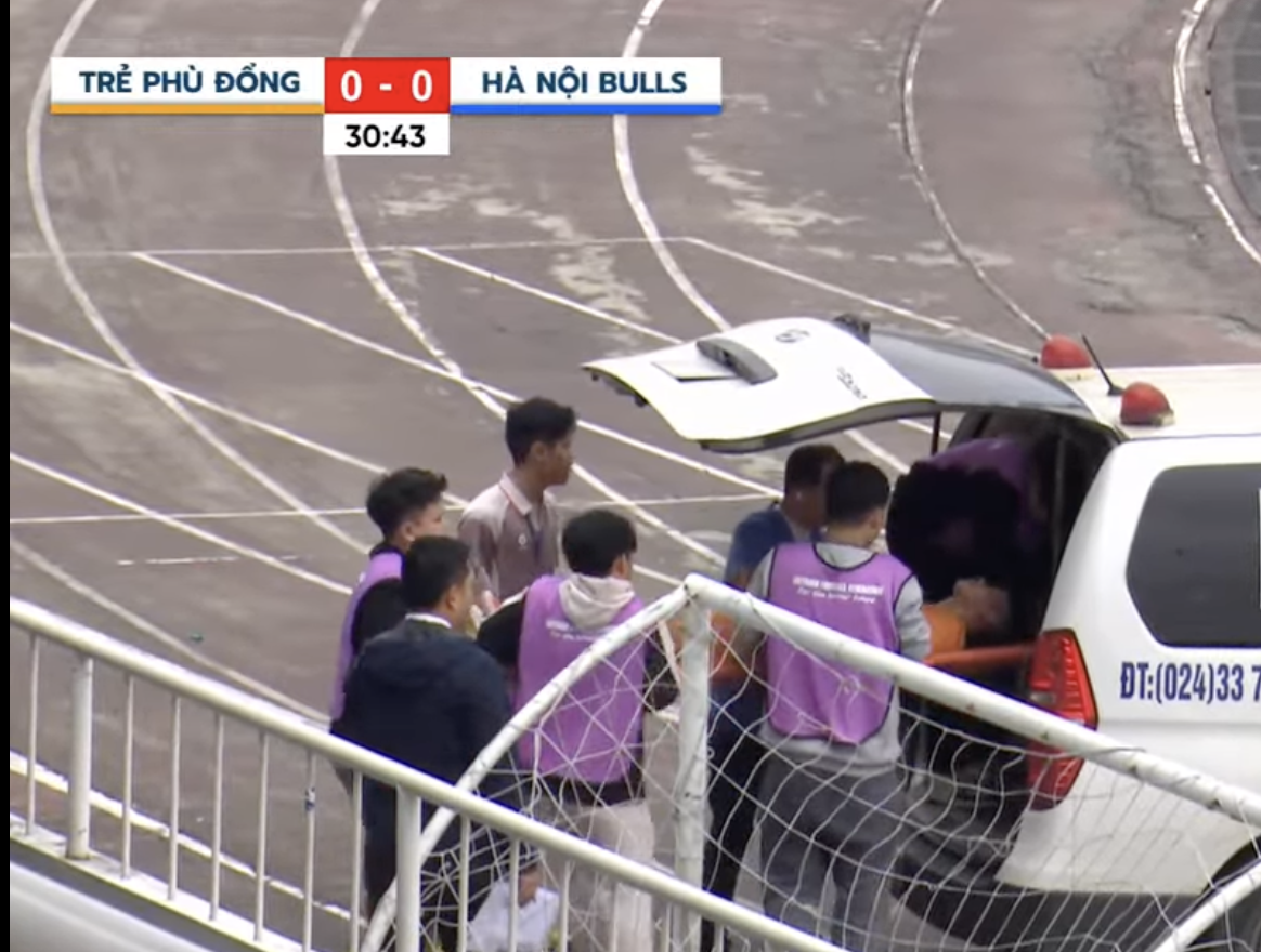 Cầu Thủ Trẻ Bất Ngờ Ngã Quỵ, Co Giật Tại Giải Hạng Ba Quốc Gia 2025- Ảnh 2.