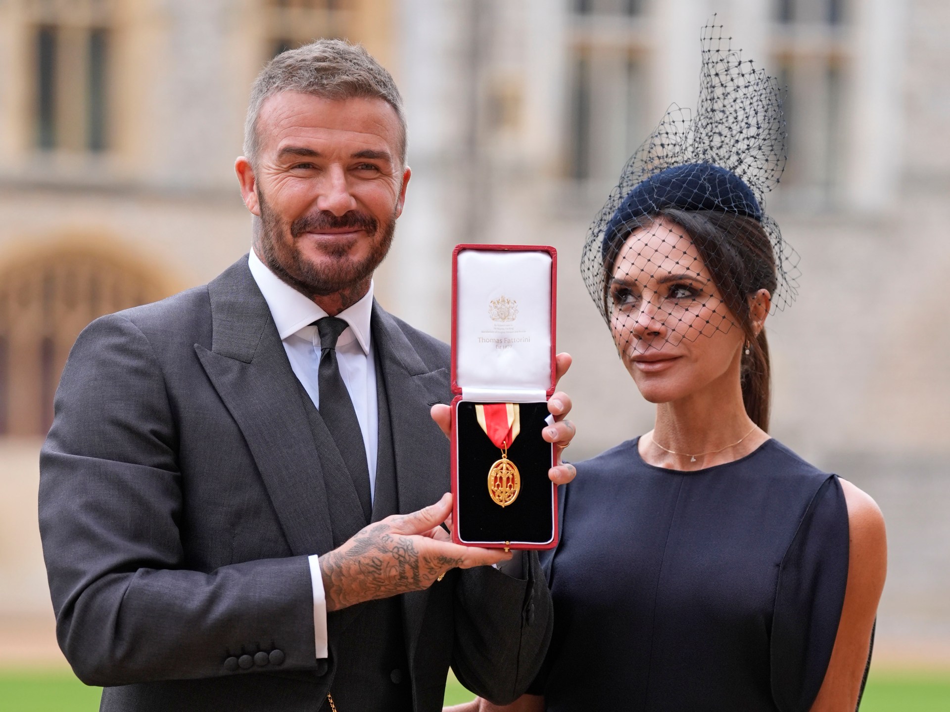 Ảnh nét căng: David Beckham chính thức nhận phong tước Hiệp sĩ, bật khóc vì tự hào còn con cả bất hiếu vẫn vắng mặt- Ảnh 2.