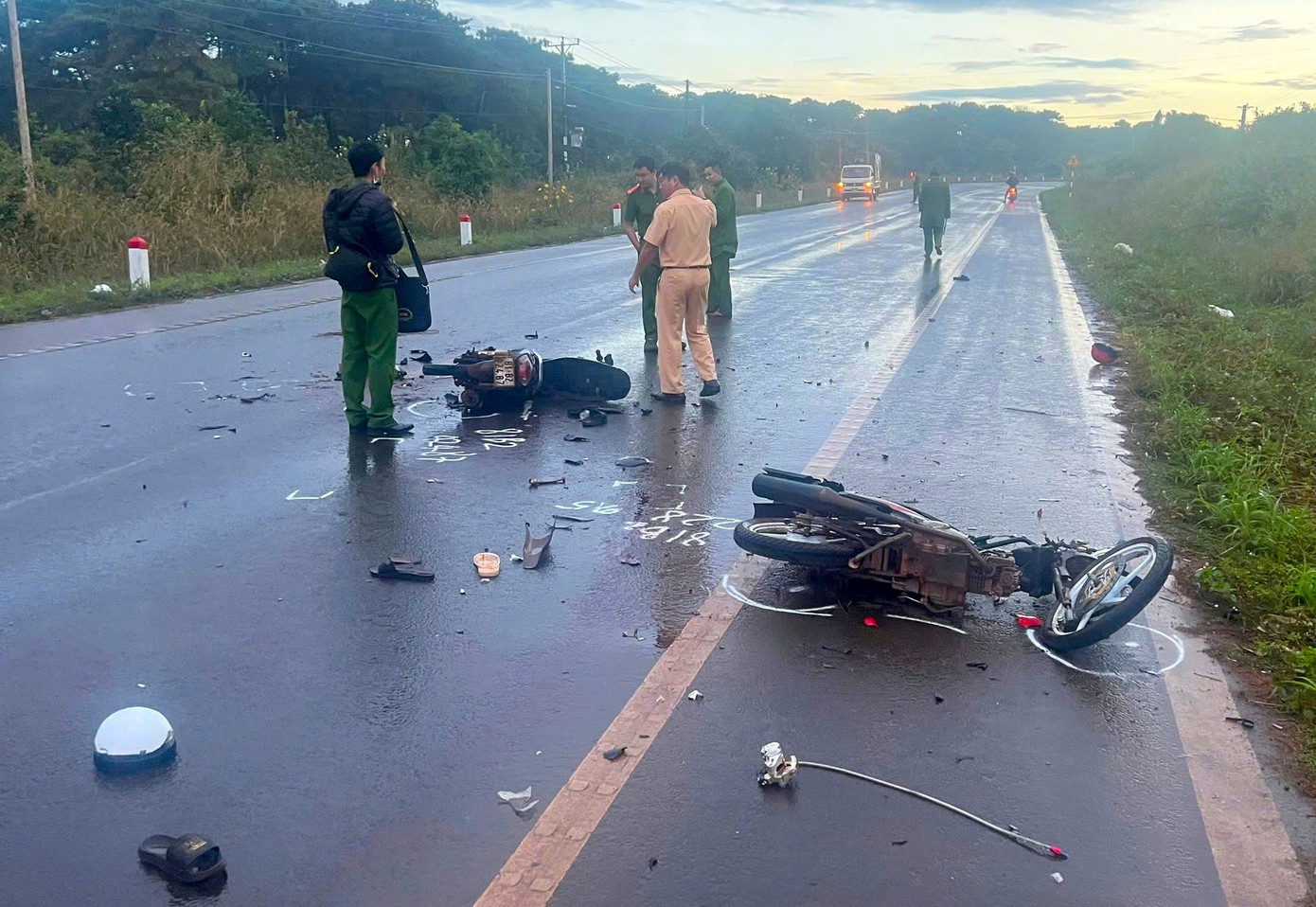 Hai xe máy va chạm mạnh, 4 người thương vong- Ảnh 1.