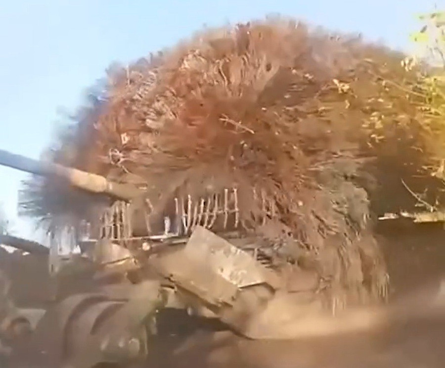 Xe tăng T-80BVM 'nh&iacute;m khổng lồ' bị ph&aacute; hủy ngay khi xuất hiện ngo&agrave;i mặt trận- Ảnh 1.