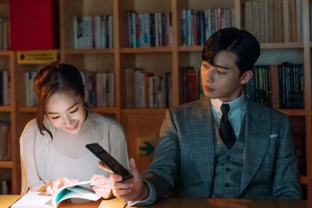 Ở nhà chăm con 5 năm, đi làm lại tôi sốc vì câu nói của sếp mới: "Em là vợ ai mà xinh thế?"- Ảnh 2.