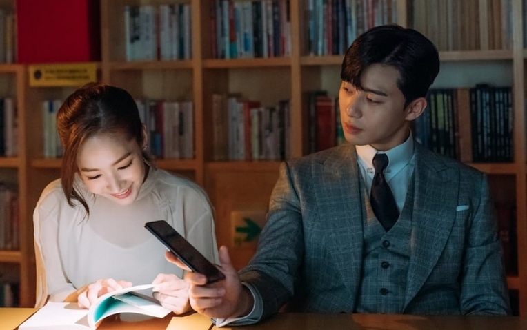 Ở nhà chăm con 5 năm, đi làm lại tôi sốc vì câu nói của sếp mới: "Em là vợ ai mà xinh thế?"- Ảnh 1.