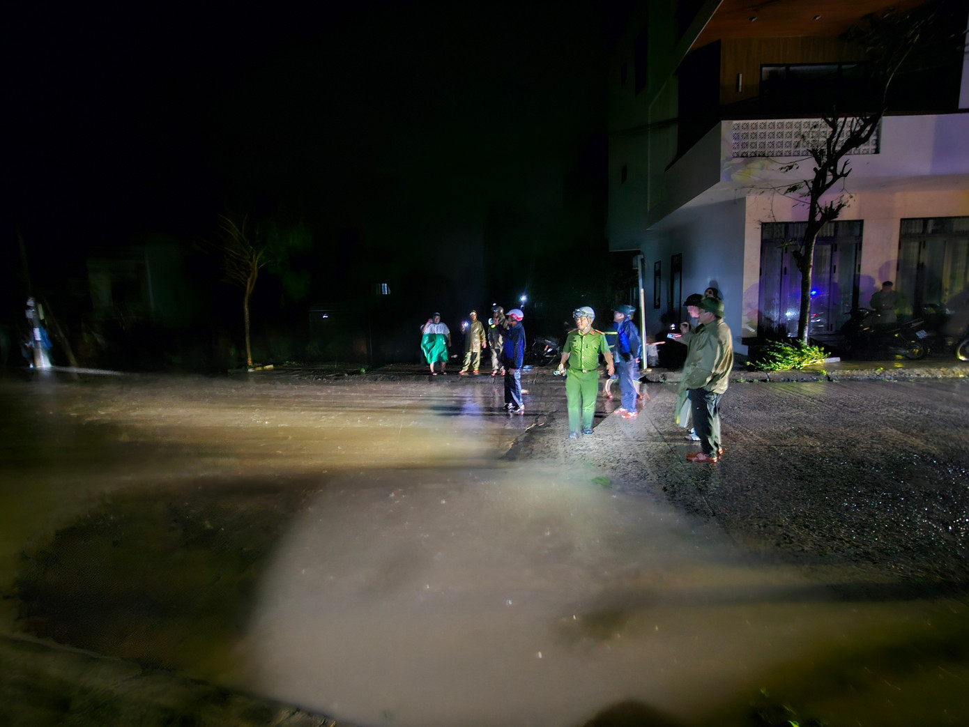 Một xã ở Đắk Lắk nguy cấp, có người tử vong, hàng trăm cuộc gọi cầu cứu trong đêm- Ảnh 3.