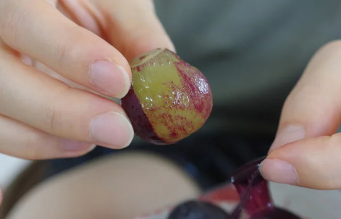 1 mẹo đơn giản trước khi ăn nho làm tăng gấp nhiều lần chất chống oxy hóa, có thể "đánh đuổi" ung thư- Ảnh 1.