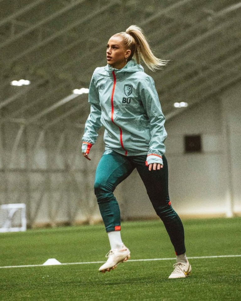 Kelci-Rose Bowers - biểu tượng sắc đẹp mới của bóng đá Anh- Ảnh 1. Kelci-Rose Bowers - biểu tượng sắc đẹp mới của bóng đá Anh- Ảnh 1.