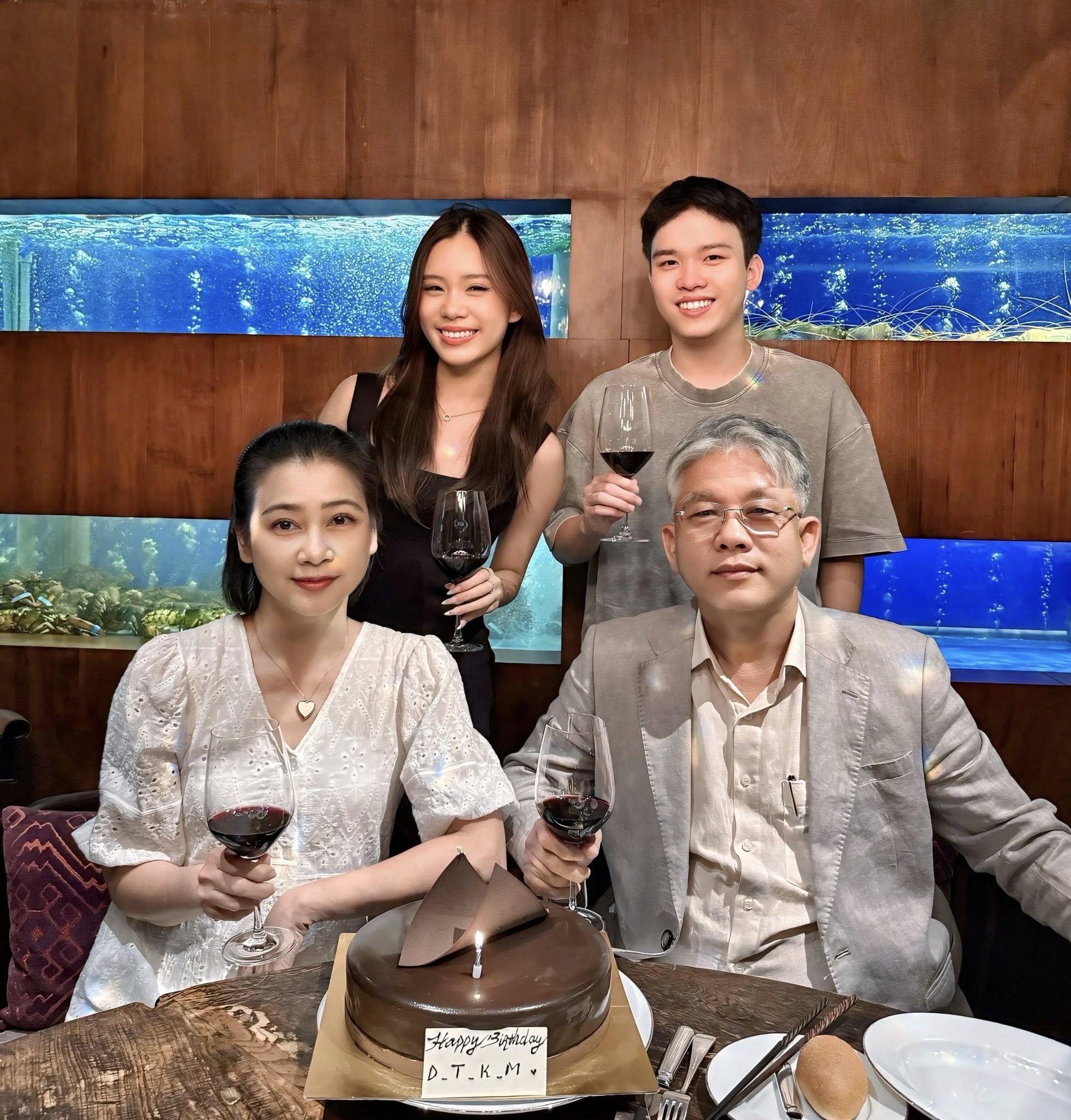 Nữ NSƯT bị người yêu bắt cá 2 tay, định không lấy chồng lại gặp được người như ý, chủ khách sạn to đẹp- Ảnh 4. Nữ NSƯT bị người yêu bắt cá 2 tay, định không lấy chồng lại gặp được người như ý, chủ khách sạn to đẹp- Ảnh 4.