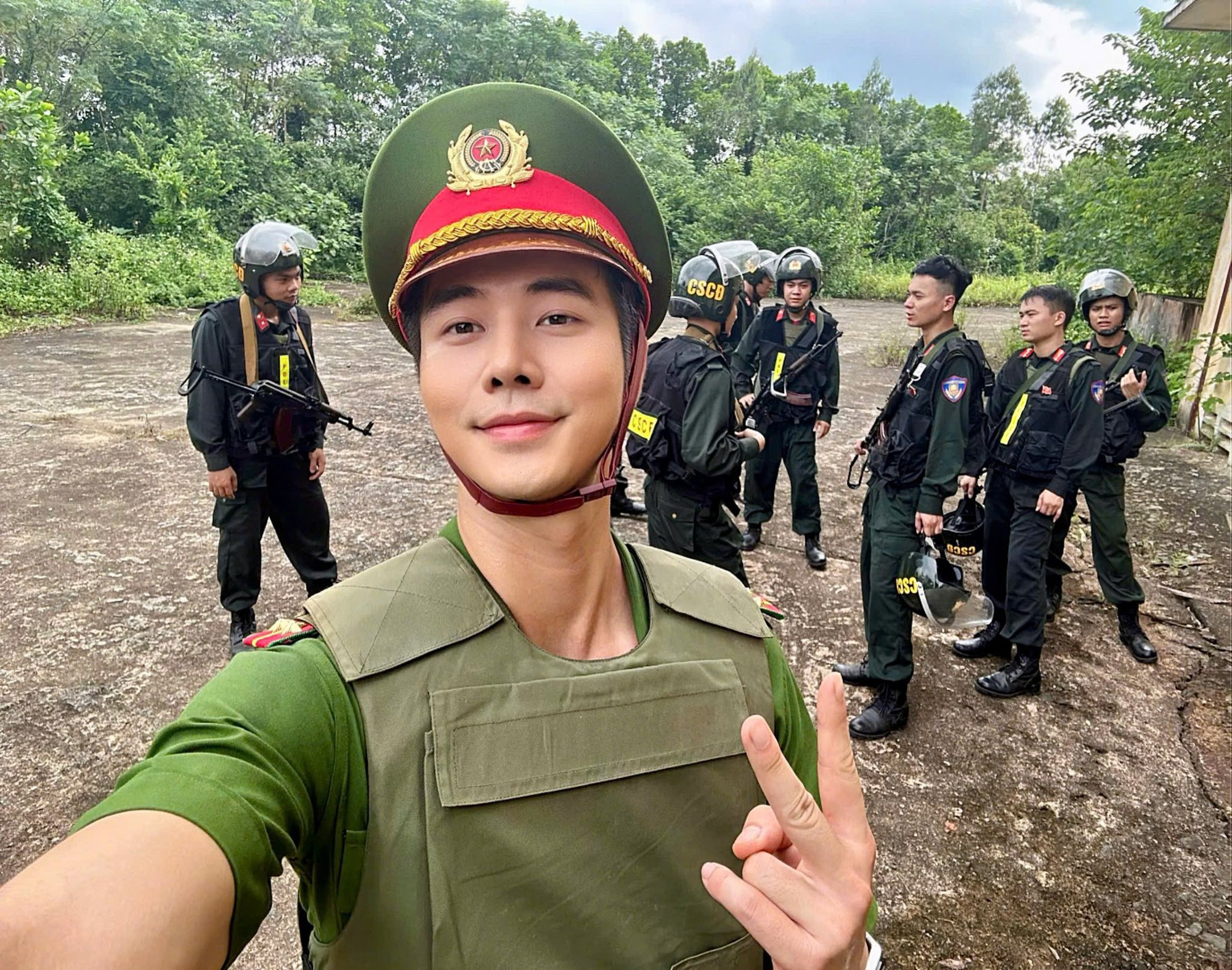 Sao nam đóng cùng lúc 2 phim Việt giờ vàng hot nhất hiện tại, đổi mỗi kiểu tóc mà nhìn như người khác- Ảnh 4.