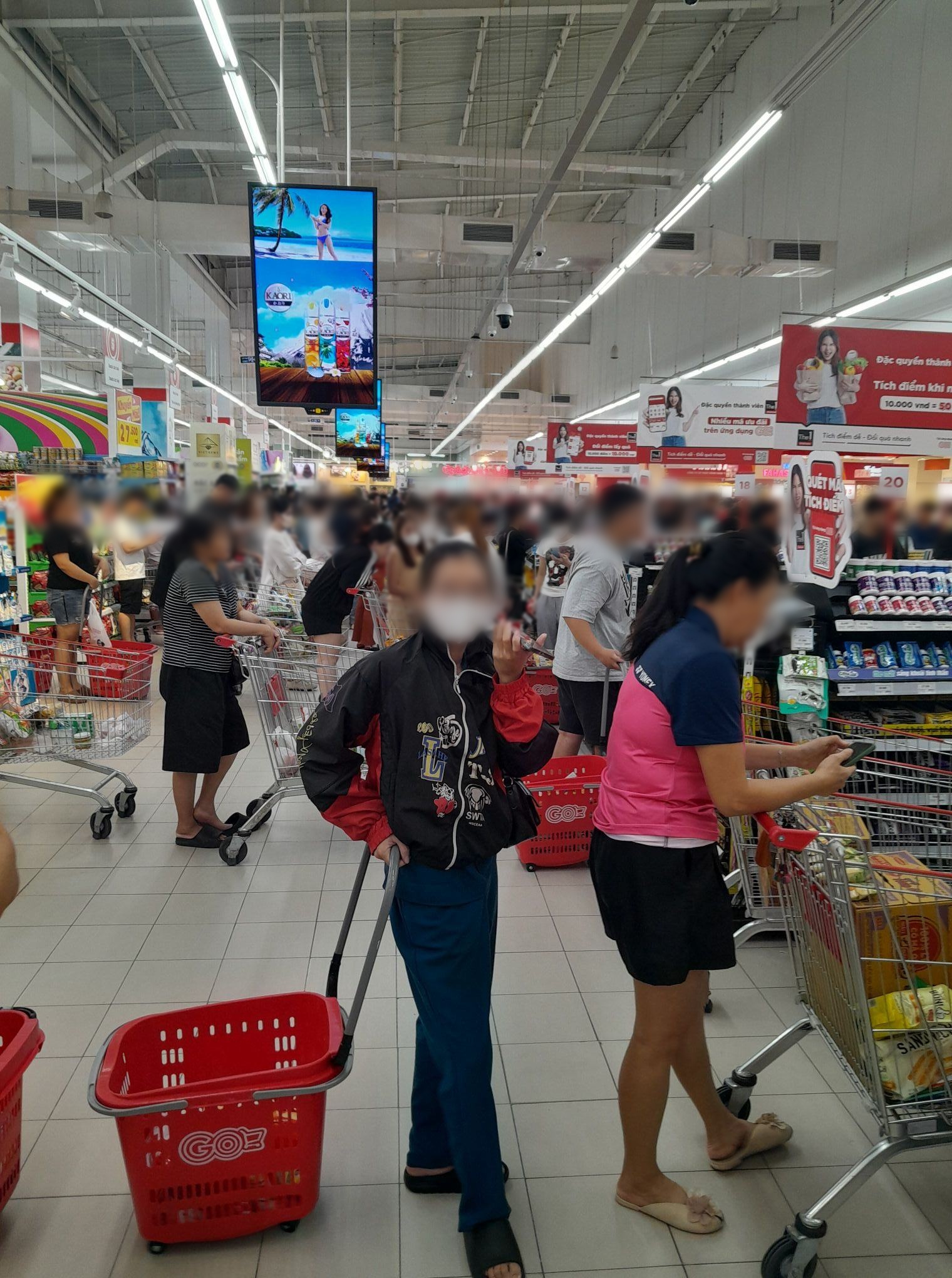 Cảnh tượng "đi mua không sót một thứ gì" trước khi bão cuồng phong Kalmaegi đổ bộ hôm nay!- Ảnh 1.