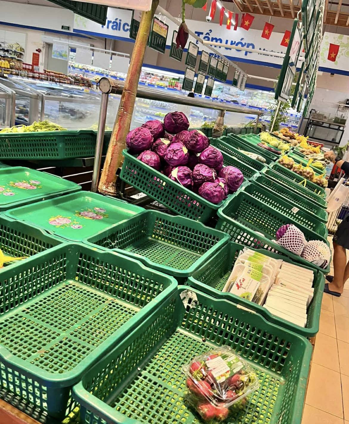 Cảnh tượng "đi mua không sót một thứ gì" trước khi bão cuồng phong Kalmaegi đổ bộ hôm nay!- Ảnh 7.