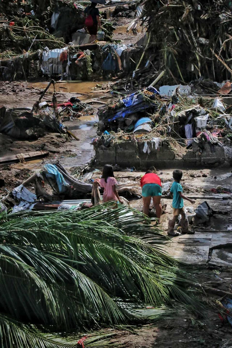 Bão cuồng phong Kalmaegi quá hung tàn, tất cả đều bị phá hủy: Những hình ảnh flycam lột tả sự thảm khốc- Ảnh 17.