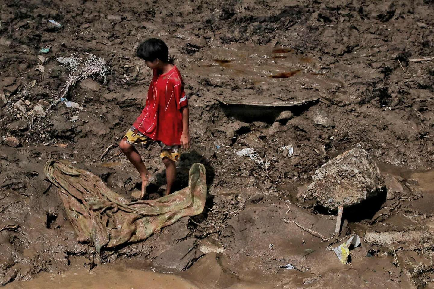 Bão cuồng phong Kalmaegi quá hung tàn, tất cả đều bị phá hủy: Những hình ảnh flycam lột tả sự thảm khốc- Ảnh 15.