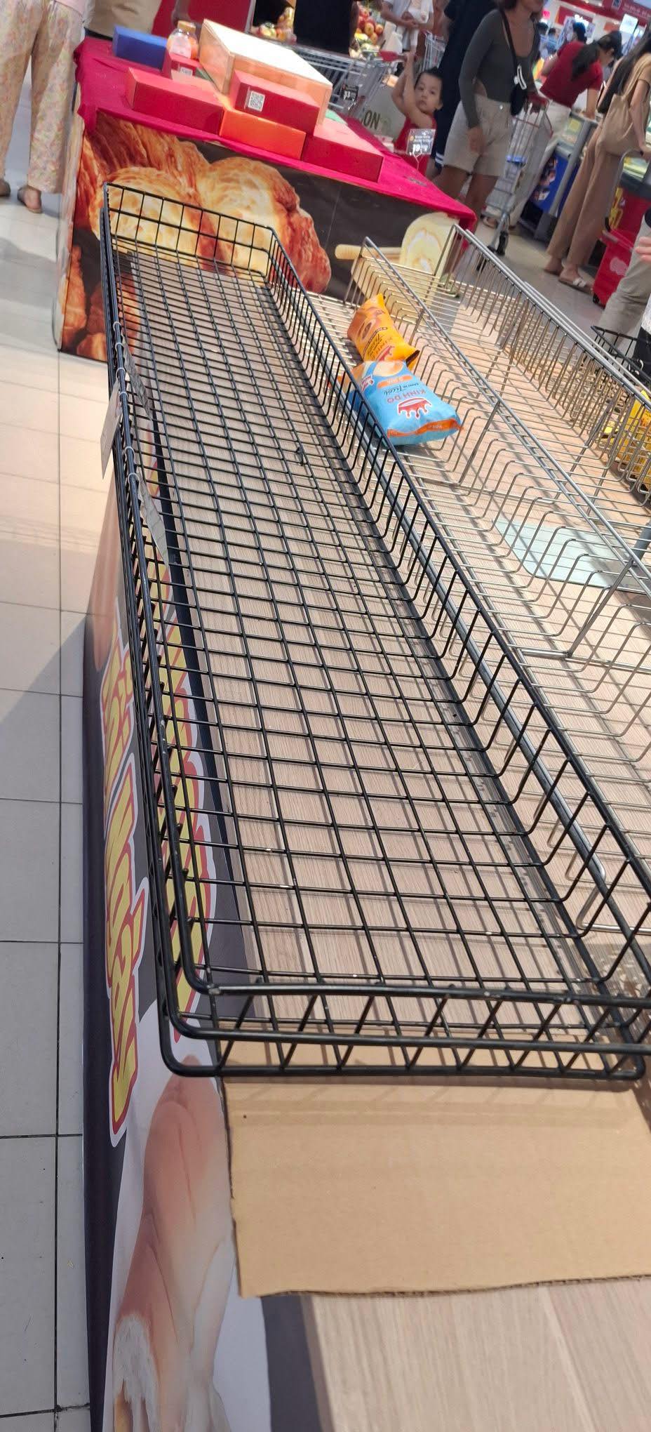 Cảnh tượng "đi mua không sót một thứ gì" trước khi bão cuồng phong Kalmaegi đổ bộ hôm nay!- Ảnh 3.