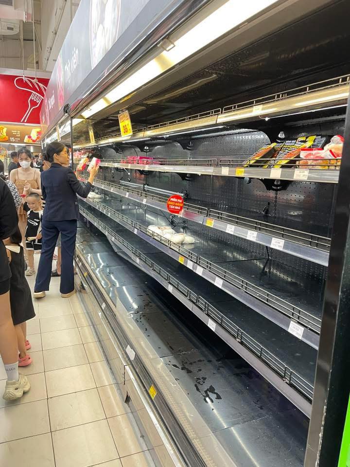 Cảnh tượng "đi mua không sót một thứ gì" trước khi bão cuồng phong Kalmaegi đổ bộ hôm nay!- Ảnh 2.