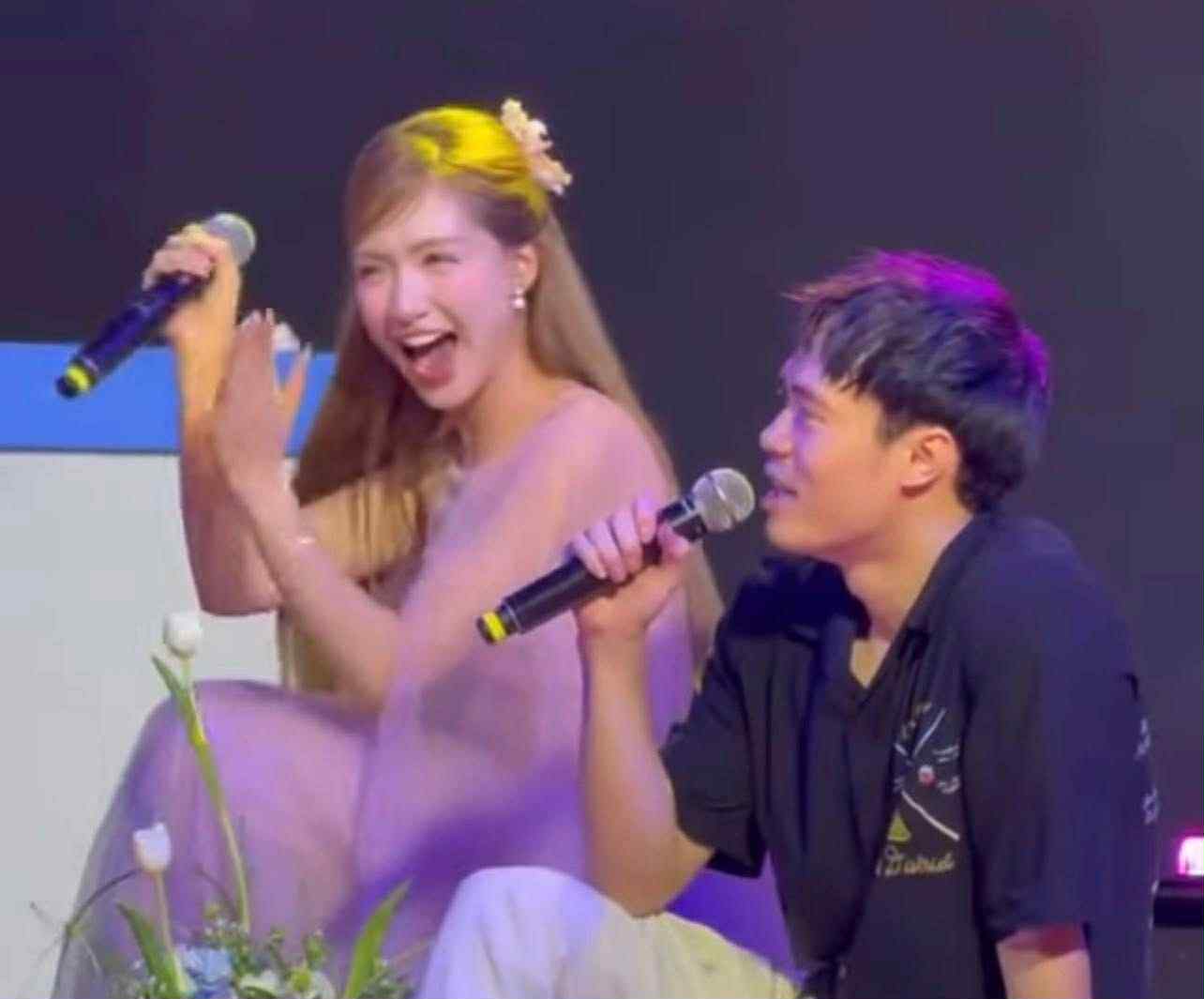 Ho&agrave; Minzy chặn Văn To&agrave;n- Ảnh 1.