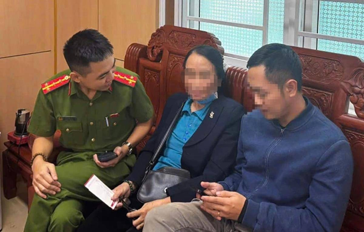 Cụ bà được ‘giải cứu’ kịp thời khi mang 5 sổ tiết kiệm tiền tỷ chuyển cho kẻ lừa đảo- Ảnh 1.