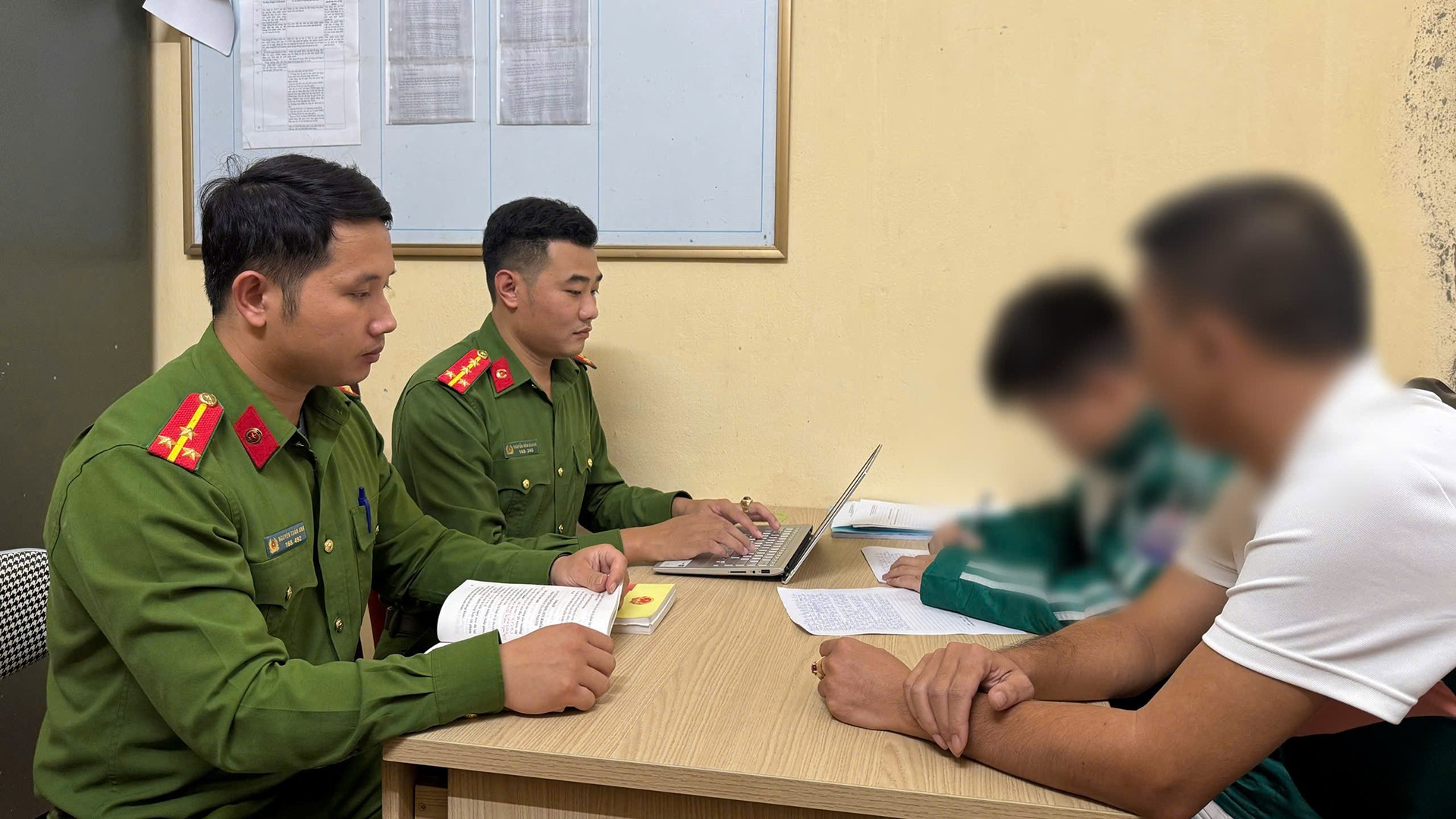 Vụ nam sinh dùng dao tấn công bạn rồi đẩy xuống hồ: Công an xác định có dấu hiệu của tội phạm giết người- Ảnh 1.