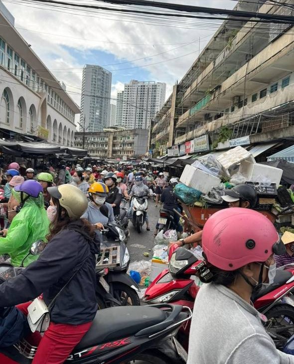 Cảnh tượng "đi mua không sót một thứ gì" trước khi bão cuồng phong Kalmaegi đổ bộ hôm nay!- Ảnh 5.