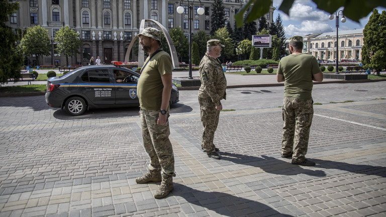 ‘Xe buýt hóa’ lan tới trường học: Giáo viên bị bắt giữa giờ – Ukraine khủng hoảng quân số- Ảnh 1.