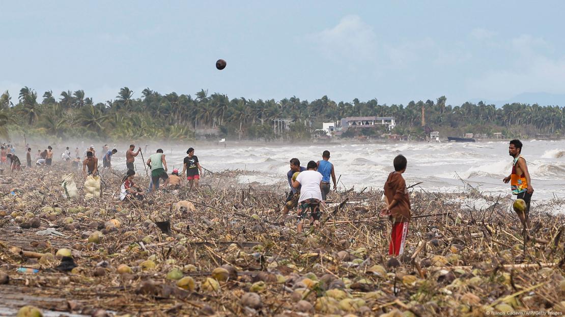 Số người chết do bão tăng vọt, Philippines ban bố tình trạng khẩn cấp - Kalmaegi áp sát đất liền Việt Nam- Ảnh 2. Số người chết do bão tăng vọt, Philippines ban bố tình trạng khẩn cấp - Kalmaegi áp sát đất liền Việt Nam- Ảnh 2.
