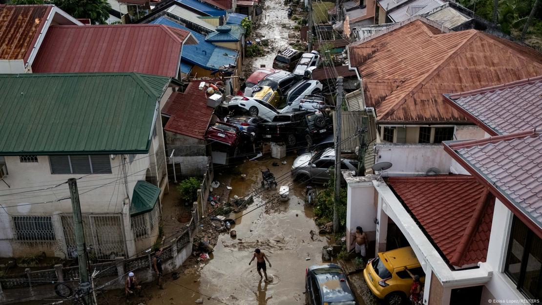 Số người chết do bão tăng vọt, Philippines ban bố tình trạng khẩn cấp - Kalmaegi áp sát đất liền Việt Nam- Ảnh 1. Số người chết do bão tăng vọt, Philippines ban bố tình trạng khẩn cấp - Kalmaegi áp sát đất liền Việt Nam- Ảnh 1.