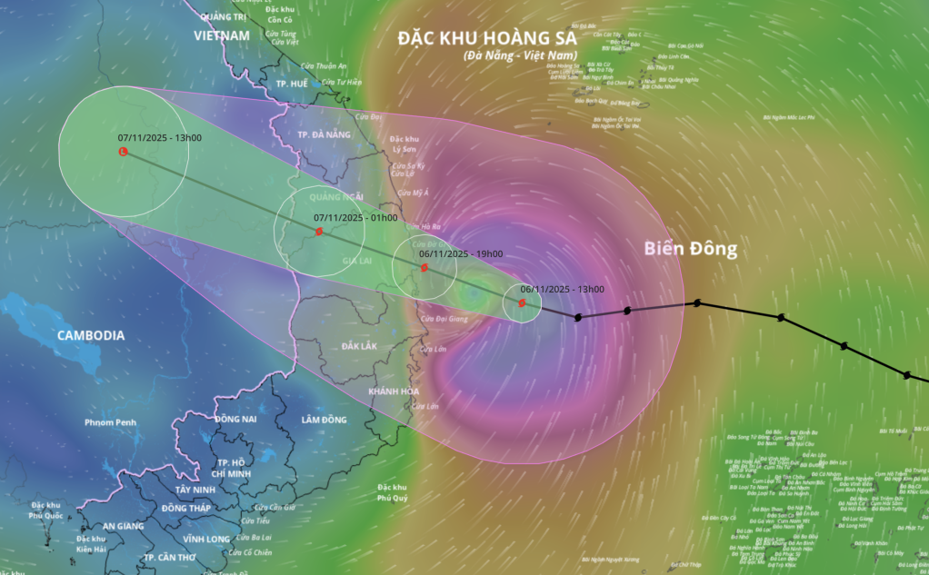 Bão số 13 giật cấp 17 chuẩn bị đổ bộ vào đất liền, nhiều nơi bắt đầu mưa to đến rất to- Ảnh 1. Bão số 13 giật cấp 17 chuẩn bị đổ bộ vào đất liền, nhiều nơi bắt đầu mưa to đến rất to- Ảnh 1.