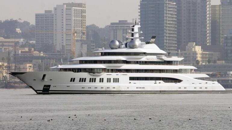 Trong phiên đấu giá mà người tham gia cần có tài sản ít nhất 500 triệu USD, một siêu du thuyền bị tịch thu của Nga trị giá không dưới 300 triệu USD vừa được bán với giá cực ‘rẻ’- Ảnh 3.