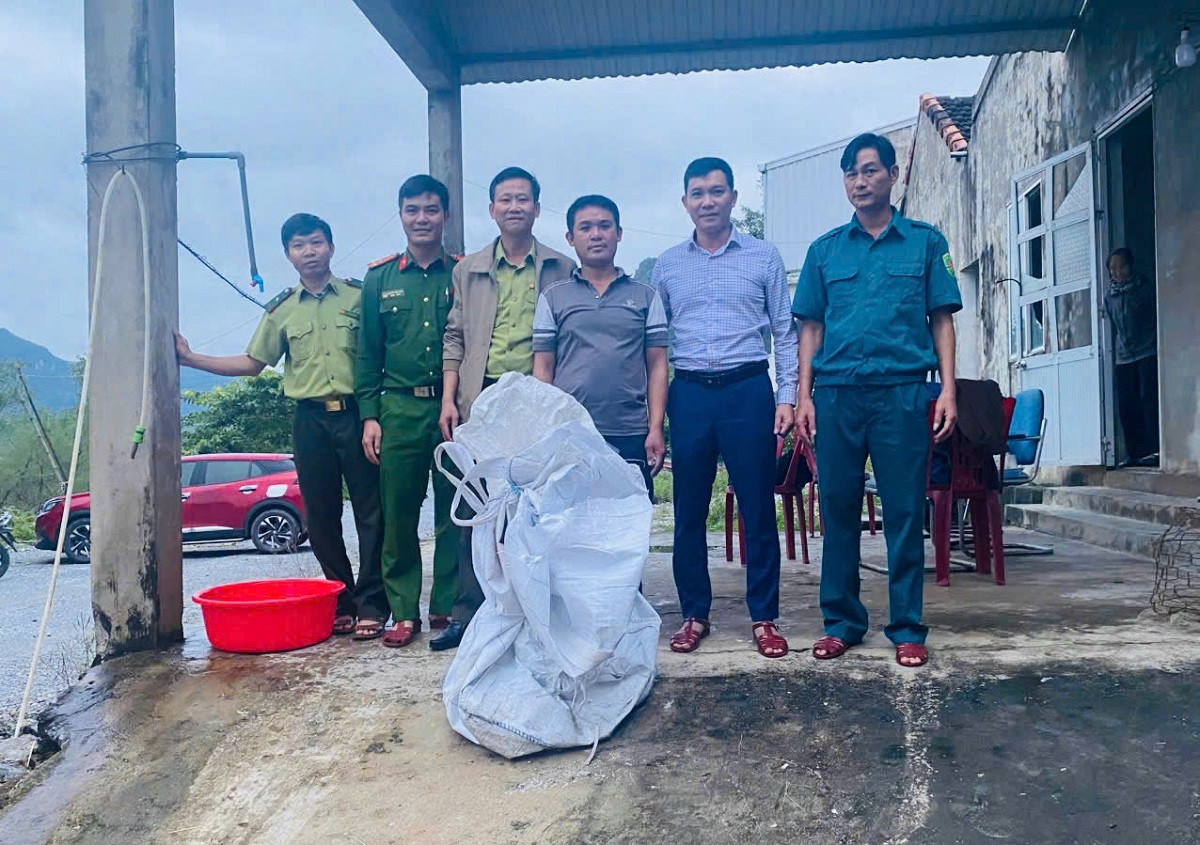 Kinh hoàng phát hiện con trăn hơn 30kg nằm trong góc nhà, người đàn ông Quảng Trị vội báo cơ quan chức năng- Ảnh 1. Kinh hoàng phát hiện con trăn hơn 30kg nằm trong góc nhà, người đàn ông Quảng Trị vội báo cơ quan chức năng- Ảnh 1.