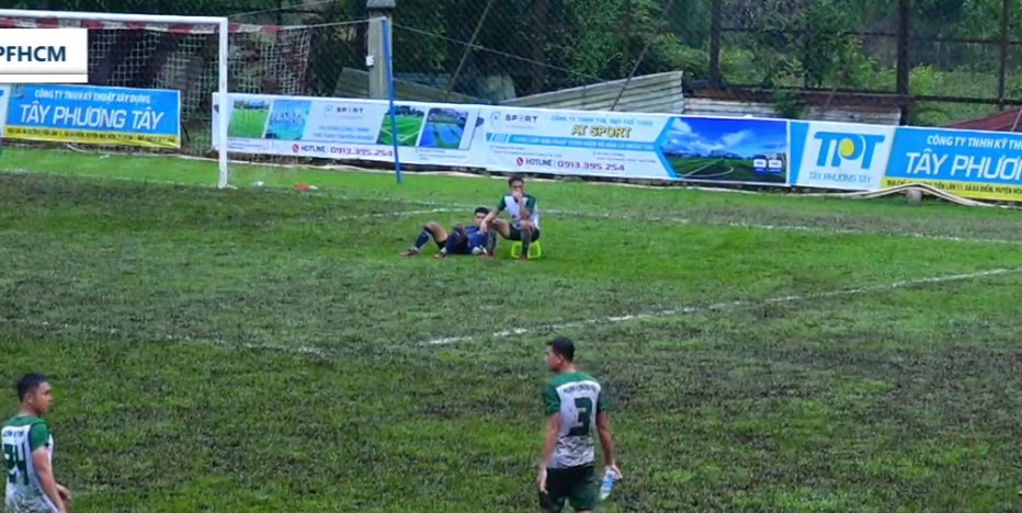 Trọng tài thay đổi quyết định thổi phạt, cầu thủ mang ghế vào sân ngồi phản đối khiến tất cả ngỡ ngàng- Ảnh 2. Trọng tài thay đổi quyết định thổi phạt, cầu thủ mang ghế vào sân ngồi phản đối khiến tất cả ngỡ ngàng- Ảnh 2.