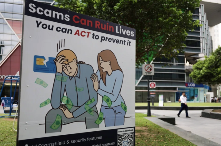 Singapore phạt đánh roi những kẻ lừa đảo trực tuyến- Ảnh 1.