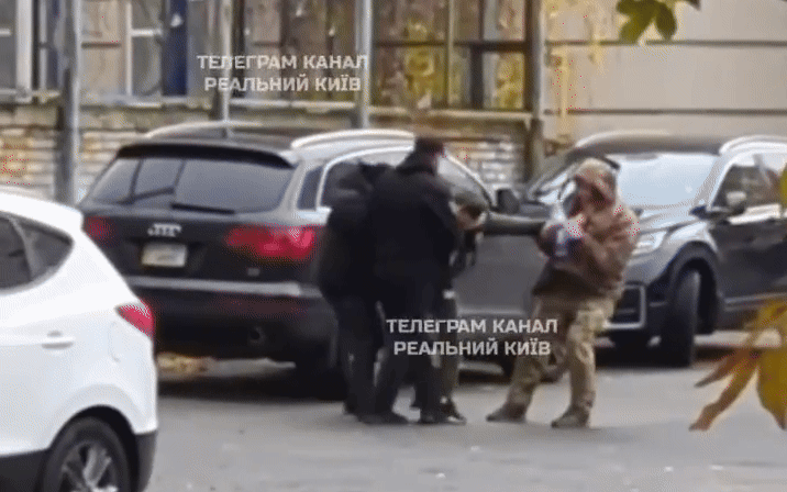 ‘Xe buýt hóa’ lan tới trường học: Giáo viên bị bắt giữa giờ – Ukraine khủng hoảng quân số