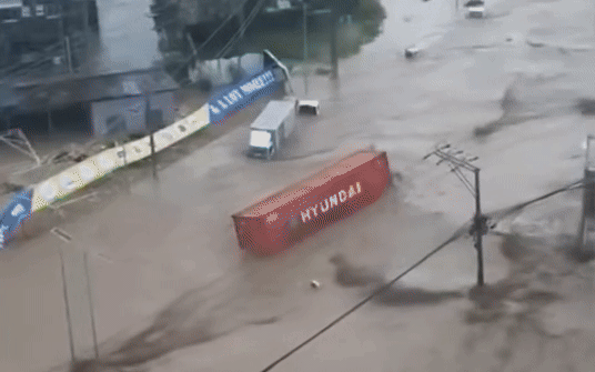 Số người chết do bão tăng vọt, Philippines ban bố tình trạng khẩn cấp - Kalmaegi áp sát đất liền Việt Nam