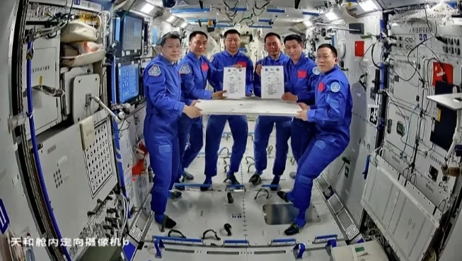 Sự cố bất thường khiến t&agrave;u vũ trụ Trung Quốc chưa trở về Tr&aacute;i đất