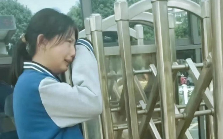 Giấy báo trúng tuyển ĐH bị cha giấu đi, con gái bỏ nhà 10 năm, ngày cha mất về dọn di vật rồi nằm khóc cả đêm- Ảnh 1.