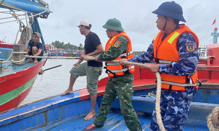 Bão số 13 giật cấp 15 đã đổ bộ vào Việt Nam, Chủ tịch tỉnh Gia Lai: "Mọi thứ vượt quá sức tưởng tượng"- Ảnh 11. Bão số 13 giật cấp 15 đã đổ bộ vào Việt Nam, Chủ tịch tỉnh Gia Lai: "Mọi thứ vượt quá sức tưởng tượng"- Ảnh 11.