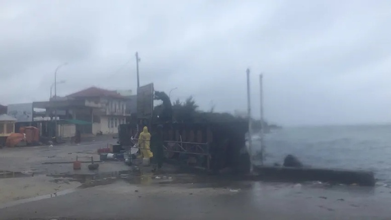 Bão số 13 giật cấp 15 đã đổ bộ vào Việt Nam, Chủ tịch tỉnh Gia Lai: "Mọi thứ vượt quá sức tưởng tượng"- Ảnh 10. Bão số 13 giật cấp 15 đã đổ bộ vào Việt Nam, Chủ tịch tỉnh Gia Lai: "Mọi thứ vượt quá sức tưởng tượng"- Ảnh 10.