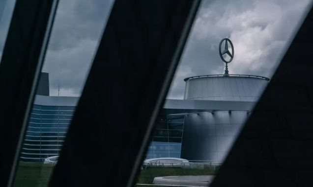 Khủng hoảng chưa từng có với ngành xe hơi: Hàng tỷ euro doanh thu 'bốc hơi' chỉ vì 1 linh kiện giá vài xu, loạt gã khổng lồ mất tự chủ vì thiếu chip- Ảnh 1.