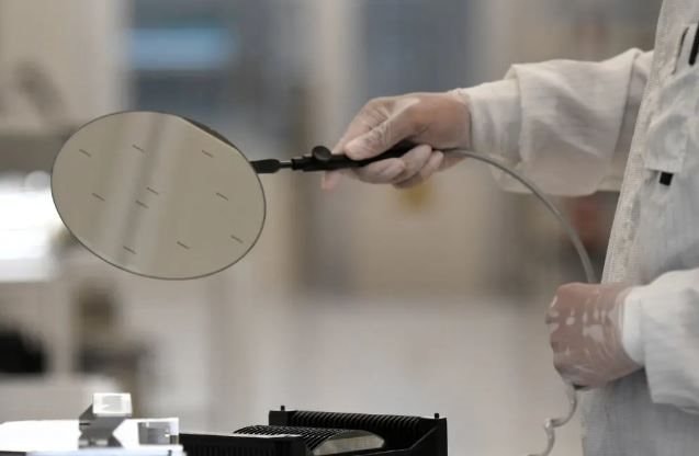 Khủng hoảng chưa từng có với ngành xe hơi: Hàng tỷ euro doanh thu 'bốc hơi' chỉ vì 1 linh kiện giá vài xu, loạt gã khổng lồ mất tự chủ vì thiếu chip- Ảnh 2.