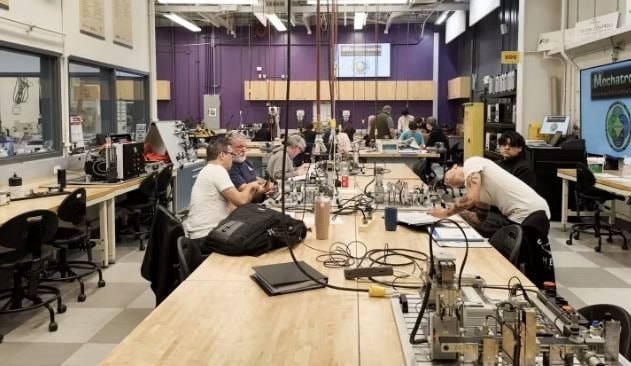 Nước Mỹ sắp mất hàng chục nghìn nhân tài STEM mỗi năm, gần 500.000 việc làm sản xuất công nghệ cao chưa được lấp đầy: Chuyện gì đây?- Ảnh 2.