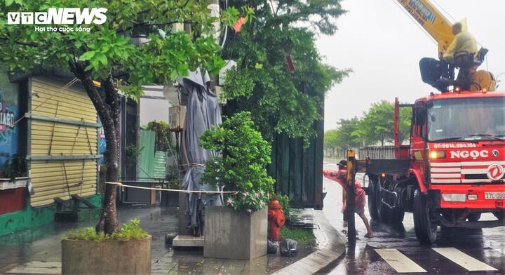 Rùng mình sóng biển gần chục mét ở Gia Lai, Đắk Lắk trước khi bão Kalmaegi đổ bộ- Ảnh 6.