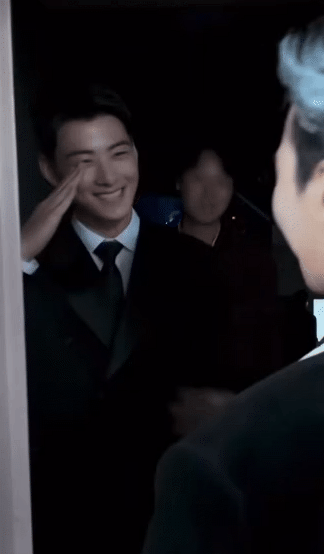 Mỹ nam đẹp đến mức là "ngoại lệ của Bộ Quốc phòng" cúi mình trước 1 người- Ảnh 3.