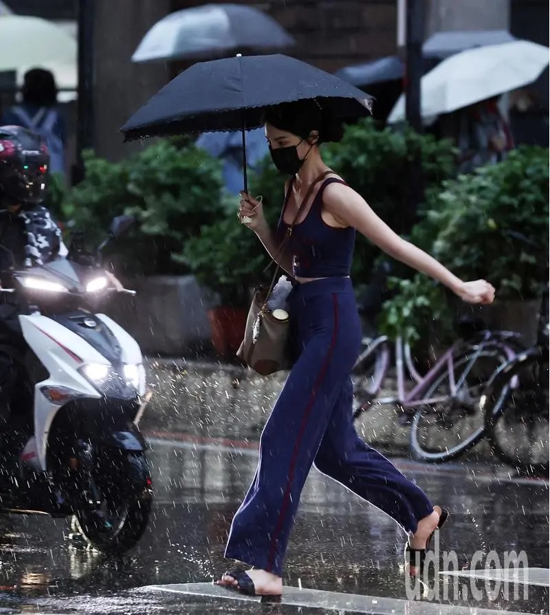 “Quái vật” Phượng hoàng hình thành, cảnh báo bão mạnh cấp siêu bão- Ảnh 1. “Quái vật” Phượng hoàng hình thành, cảnh báo bão mạnh cấp siêu bão- Ảnh 1.