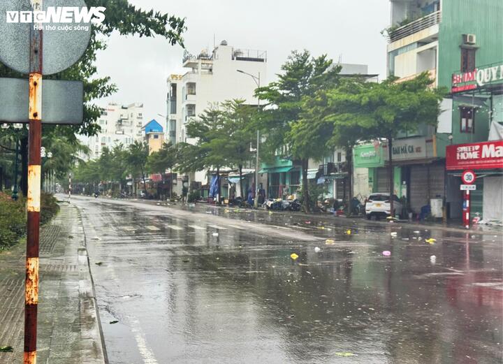 Rùng mình sóng biển gần chục mét ở Gia Lai, Đắk Lắk trước khi bão Kalmaegi đổ bộ- Ảnh 7.